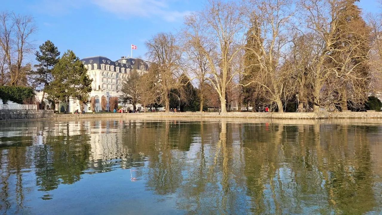 Annecy Lake Central 0*,