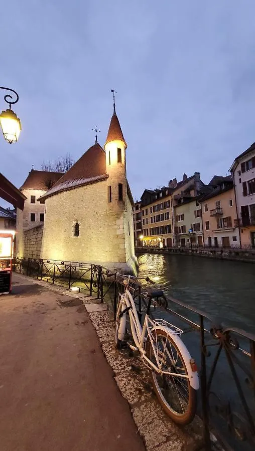 Annecy Lake Central
